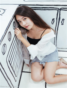 《撕开她的乳罩慢慢揉捏亲吻视频》